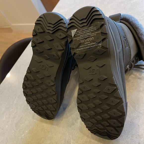 UGG Women's Adirondack III Boot in Gray Size 6 - Picture 7 of 9